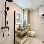 Iii Apartment *